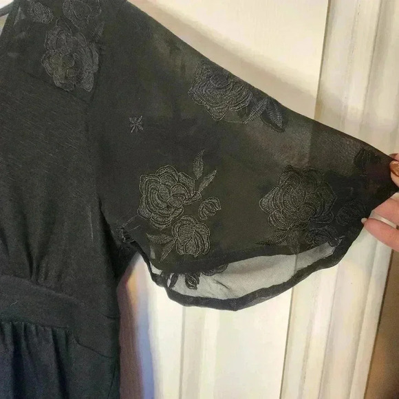 TORRID V-Neck Polyester/Lace Sleeve & Back Short Sleeve Top - Size 00 - Picture 4 of 8